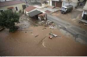 Μάνδρα: Ξεκινούν οι απολογίες για τις φονικές πλημμύρες – Τι θα καταθέσει η Ρένα Δούρου