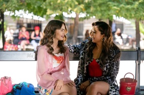 Οι ηθοποιοί Lily Collins και Ashley Park στη σειρά Emily in Paris