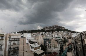Σύννεφα με βροχή στην Αθήνα