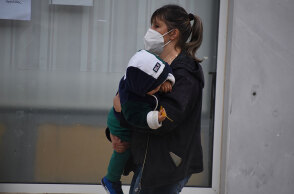 Μητέρα με μωρό στο Ναύπλιο λίγο πριν κάνουν δωρεάν rapid test από τον ΕΟΔΥ