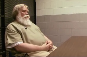 O Ρίτσαρντ Κάτινχαμ κατά τη διάρκεια συνέντευξης στις φυλακές του Νιου Τζέρσεϊ. 