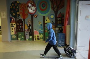 Μαθητής με τσάντα σε σχολείο