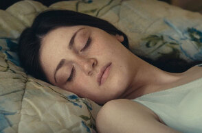 Η ηθοποιός Άνι Καρσελάτζε στην ταινία «ι βλέπουμε όταν κοιτάμε τον ουρανό»