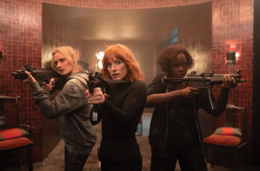 Οι ηθοποιοί Ντάιαν Κρούγκερ, Τζέσικα Τσαστέιν και Λουπίτα Νιόγκ’ο στην ταινία «Πράκτορες 355»