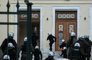 Αστυνομικοί μπαίνουν στο Οικονομικό Πανεπιστήμιο (ΑΣΟΕΕ)