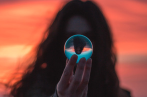 Κοπέλα κρατάει γυάλινη μπάλα με αντανάκλαση του εαυτού της