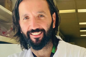 Γιάννης Πρασσάς, Διδάκτορας Μοριακής Βιολογίας, μόνιμος ερευνητής στο Τμήμα Παθολογίας του Πανεπιστημίου του Τορόντο και υπεύθυνος Καινοτομίας στο Νοσοκομείο Μount Sinai 