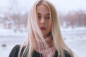 Ένα κορίτσι σε ένα χιονισμένο τοπίο 