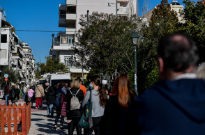 Πολίτες περιμένουν στη σειρά για δωρεάν rapid test από τον ΕΟΔΥ