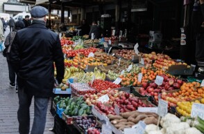Πολίτης πραγματοποιεί τις αγορές του στην λαϊκή αγορά