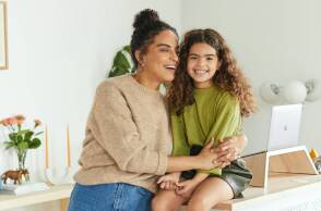 Μαμά και κόρη αγκαλιά