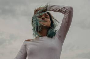 Γυναίκα με μακρυμάνικο λευκό μπλουζάκι