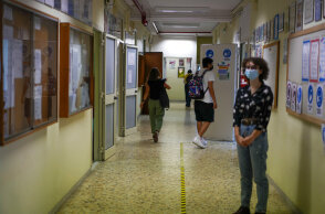 Ιταλία: Ανεμβολίαστη καθηγήτρια χωρίς Super Green Pass της βεβαιώνεται πρόστιμο και αναστολή