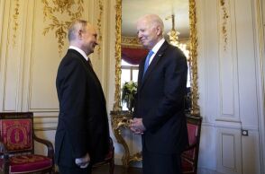 Βλαντίμιρ Πούτιν και Τζο Μπάιντεν © EPA/PETER KLAUNZER   