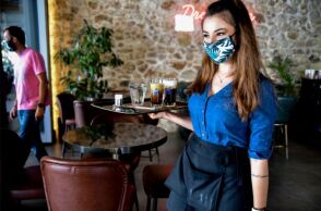 Εργαζόμενη στην εστίαση με μάσκα για τον κορωνοϊό (ΦΩΤΟ ΑΡΧΕΙΟΥ) © EUROKINISSI   