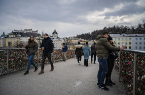 Πολίτες διασχίζουν γέφυρα στο Σάλτσμπουργκ της Αυστρίας