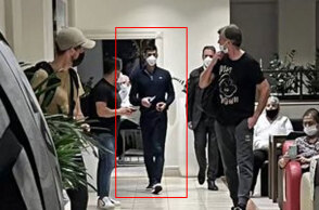 Ο Νόβακ Τζόκοβιτς στο αεροδρόμιο στη Μελβούρνη μετά την απόφαση για την απέλασή του