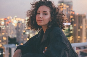 Ένα κορίτσι κοιτάει την κάμερα.