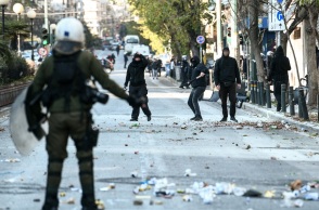 Επεισόδια από κουκουλοφόρους έξω από την ΑΣΟΕΕ