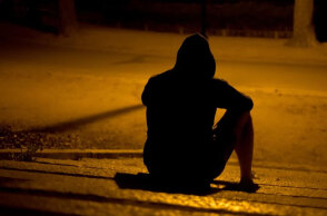 Άνδρας στη μέση του δρόμου