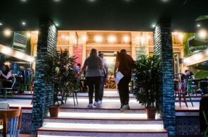 Πελάτες μπαίνουν σε κατάστημα εστίασης © EUROKINISSI   