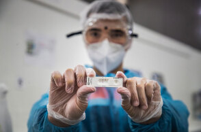 Υγειονομικός στο Παρίσι διενεργεί rapid test για κορωνοϊό