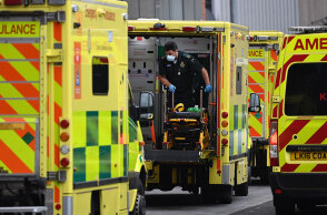 Ασθενοφόρα για τη μεταφορά ασθενών με κορωνοϊό έξω από νοσοκομείο στο Λονδίνο