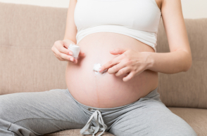 Εγκυμοσύνη: Πώς επηρεάζει το δέρμα;