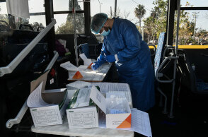 Υγειονομικός του ΕΟΔΥ διενεργεί δωρεάν rapid test