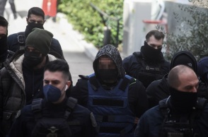 Ο 46χρονος που κακοποίησε βάναυσα την 40χρονη σύντροφό του στην Αργυρούπολη οδηγείται από αστυνομικούς στον ανακριτή