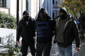 Ο 46χρονος που ξυλοκόπησε τη 40χρονη στην Αργυρούπολη, οδηγείται στον ανακριτή