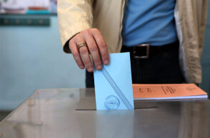 Ψηφοφόρος στις εκλογές ρίχνει την ψήφο του στην κάλπη