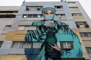 Γκράφιτι για τον κορωνοϊό στο Τζάνειο Νοσοκομείο στον Πειραιά