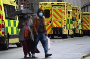 Ασθενοφόρα για τη μεταφορά ασθενών με κορωνοϊό έξω από νοσοκομείο στο Λονδίνο © EPA/ANDY RAIN   