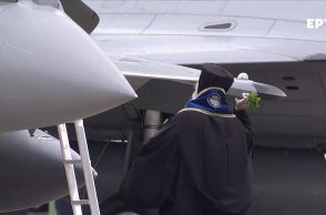 Ιερέας κάνει αγιασμό σε αεροπλάνο ραφάλ