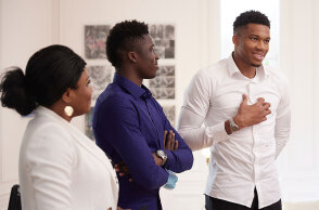 Tα αδέλφια Αντετοκούνμπο με τη μητέρα τους