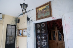 Βανδάλισαν την εκκλησία στην οποία λειτουργούσε ο ιερέας που κατηγορείται για βιασμό ανήλικης και πορνογραφία ανηλίκων	