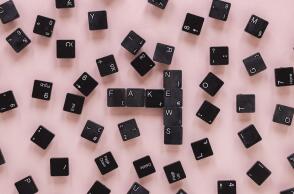 Κουμπιά πληκτρολογίου που σχηματίζουν τη φράση fake news