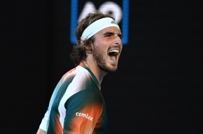 Στους «16» του Australian Open ο Τσιτσιπάς