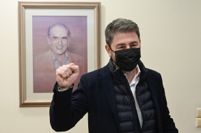 Ο νέος πρόεδρος του Κινήματος Αλλαγής, Νίκος Ανδρουλάκης, στη διαδικασία της παράδοσης - παραλαβής