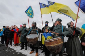 Ουκρανοί με τύμπανα και σημαίες 