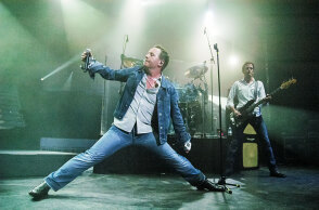 Στιγμιότυπο από τη συναυλία των Simple Minds στην Αθήνα το 2006