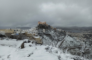 Κακοκαιρία «Ελπίς»: Στα λευκά η Σύρος