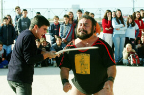 Ο Γιώργος Τρομάρας κατά τη διάρκεια επίδειξης σε σχολείο.