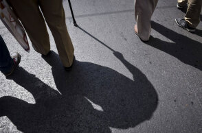 Συνταξιούχος με μπαστούνι στο κέντρο της Αθήνας