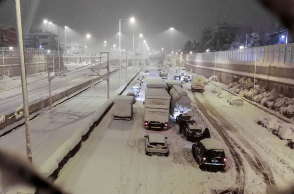 Εγκλωβισμένοι οδηγοί στα χιόνια στην Αττική Οδό από την κακοκαιρία «Ελπίδα»