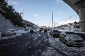 Εγκλωβισμένα αυτοκίνητα στην Αττική Οδό, στην έξοδο για την Δουκίσσης Πλακεντίας από την ισχυρή χιονόπτωση που προκάλεσε η κακοκαιρία "Ελπίς" 