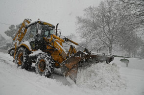 Εκσκαφέας απομακρύνει το χιόνι που έφερε η κακοκαιρία «Ελπίδα»