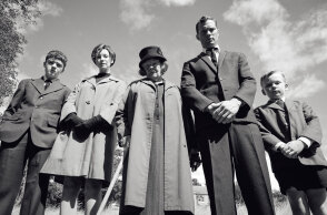 Οι ηθοποιοί Λούις Μακάσκι, Κατρίνα Μπαλφ, Τζούντι Ντεντς, Τζέιμι Ντόρναν, Τζουντ Χιλ στην ταινία Belfast