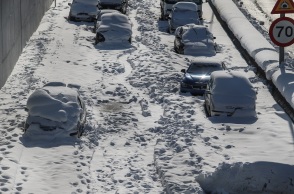 Εγκλωβισμένα αυτοκίνητα στην Αττική Οδό, στην έξοδο για την Δουκίσσης Πλακεντίας, από την ισχυρή χιονόπτωση που προκάλεσε η κακοκαιρία Ελπίδα